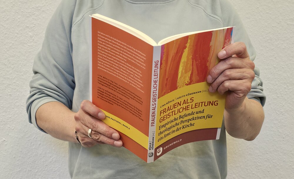 Buch Frauen als Geistliche Leitung Hände halten ein Buch