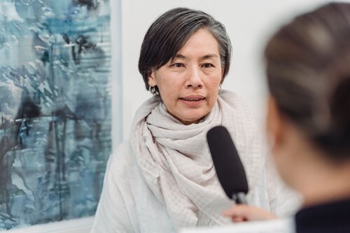 Frau im Interview