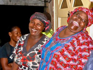 Schwarze Frauen aus Nigeria lachen