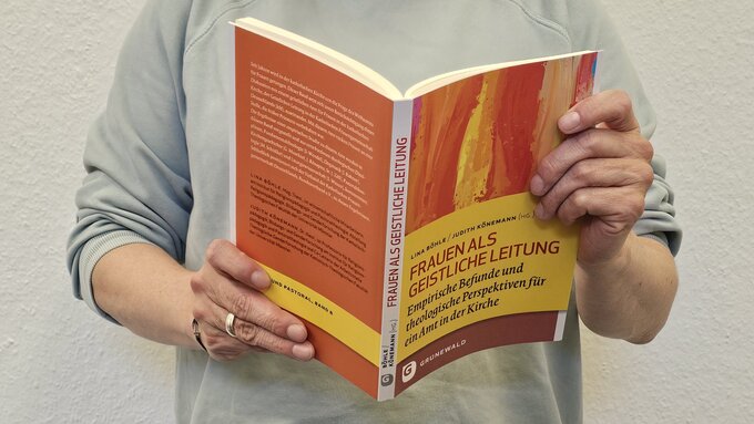 Hände halten ein Buch