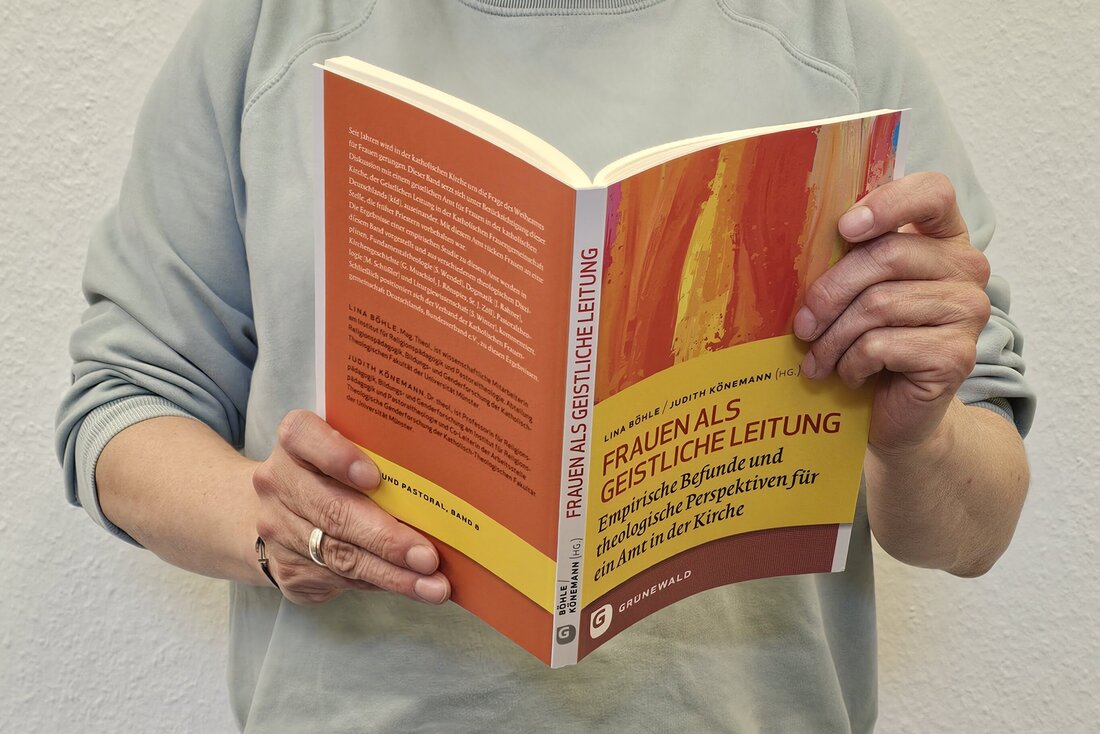 Hände halten ein Buch