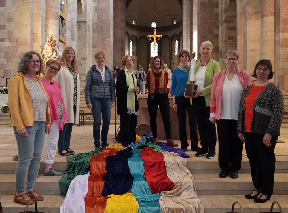 Gruppe von Frauen in einer Kirche