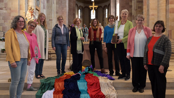 Gruppe von Frauen in einer Kirche