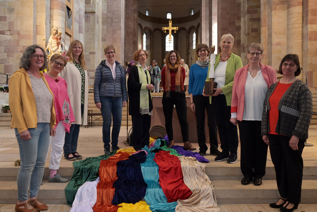Gruppe von Frauen in einer Kirche