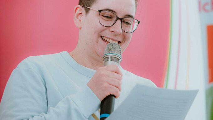 Viola Kohlberger beim Preacher-Slam der kfd