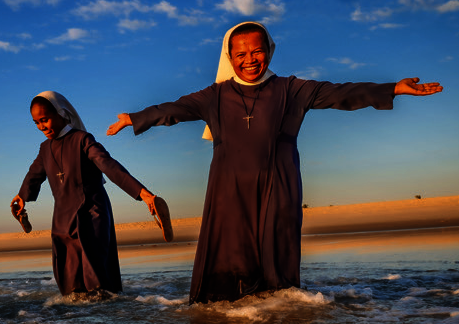 Zwei Schwestern tanzen im Wasser