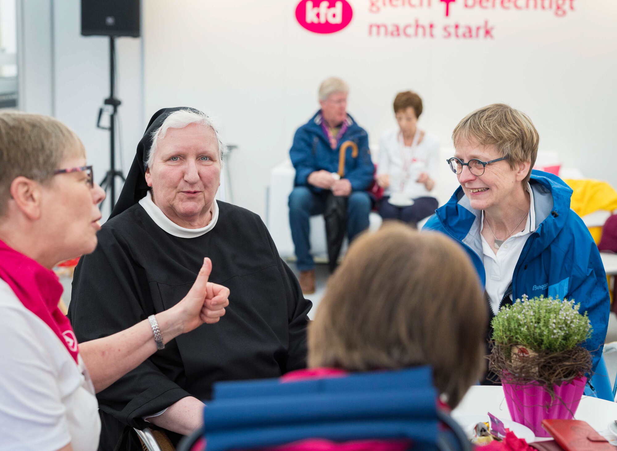 Mehrere Personen um Schwester Philippa Rath im Gespräch