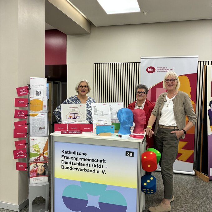 mehrere Personen bei einem Stand der kfd beim 3. Gleichstellungstag