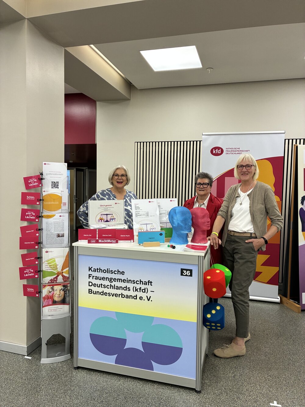 mehrere Personen bei einem Stand der kfd beim 3. Gleichstellungstag