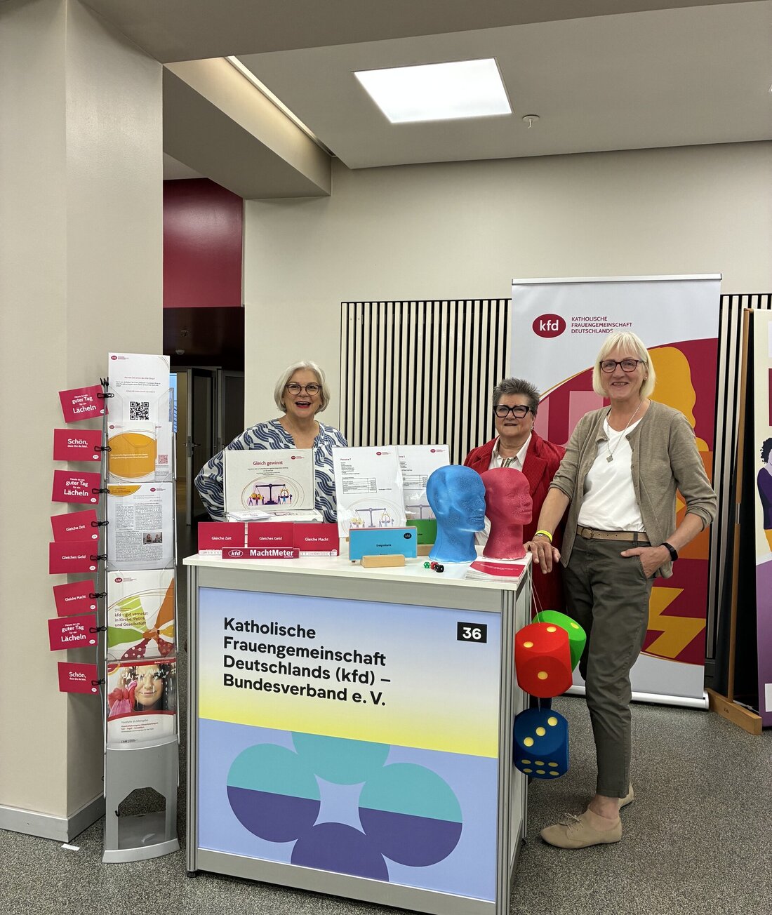mehrere Personen bei einem Stand der kfd beim 3. Gleichstellungstag