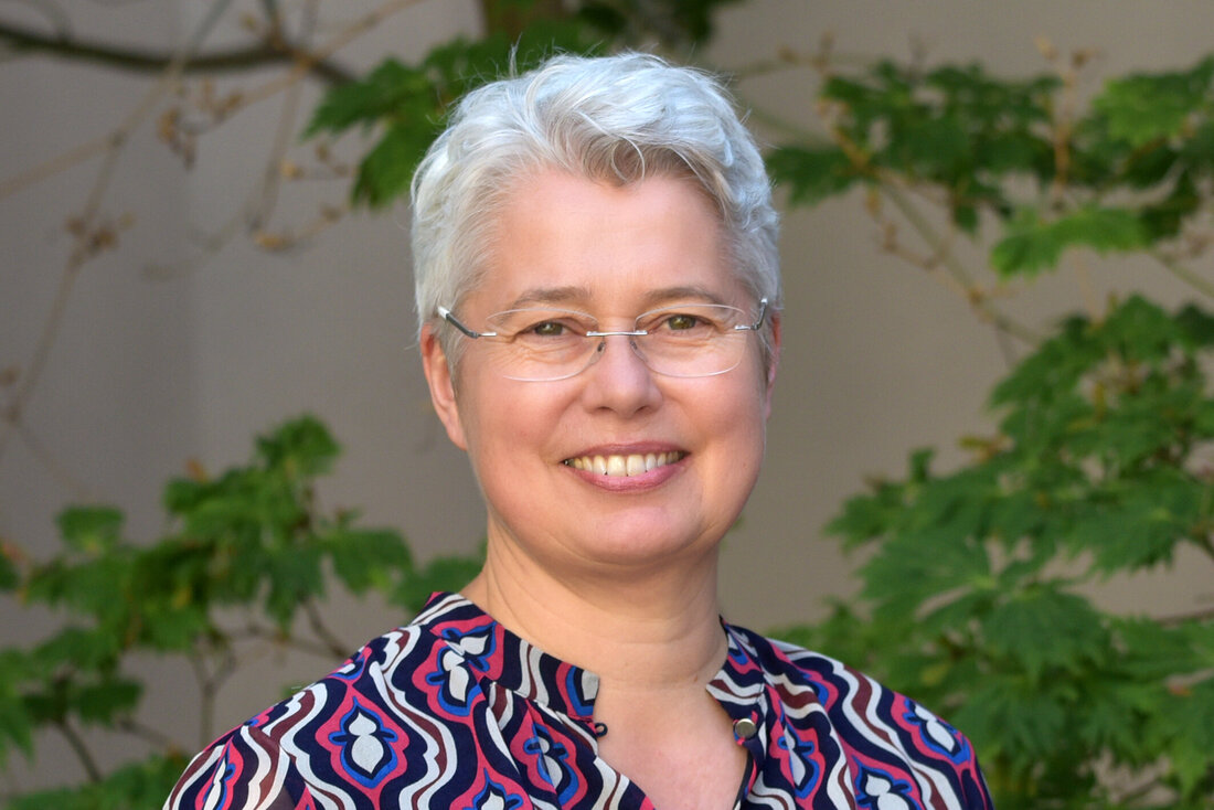 Porträt einer Frau mit Brille und weißen Haaren