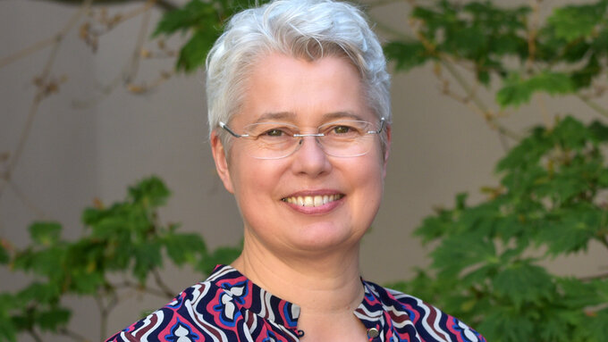 Porträt einer Frau mit Brille und weißen Haaren