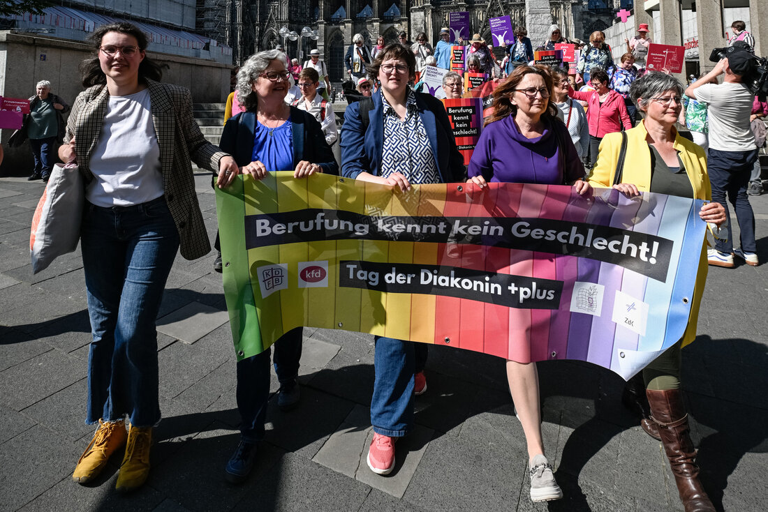 Gruppe von Frauen, die ein Banner zum Tag der Diakonin 2025 halten