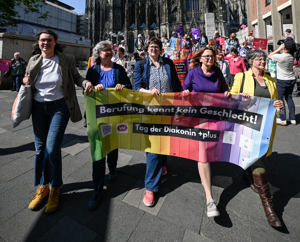 Gruppe von Frauen, die ein Banner zum Tag der Diakonin 2025 halten