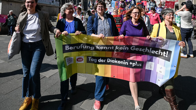 Gruppe von Frauen, die ein Banner zum Tag der Diakonin 2025 halten