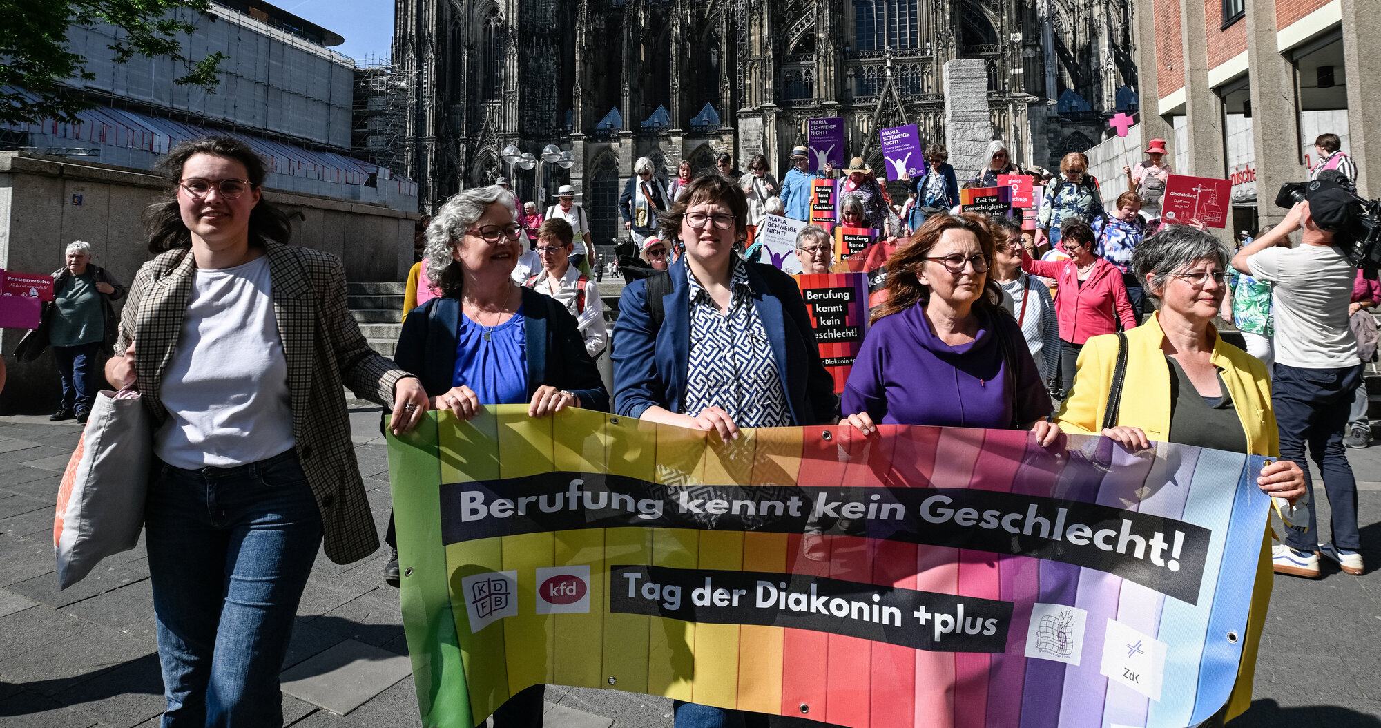 Gruppe von Frauen, die ein Banner zum Tag der Diakonin 2025 halten