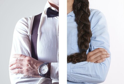 Abbildung zeigt einen Menschen, zur Hälfte Mann, zur Hälfte Frau