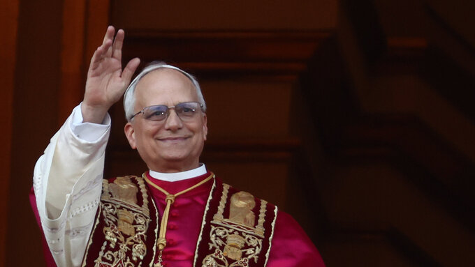 Der neue Papst winkt der Menge.