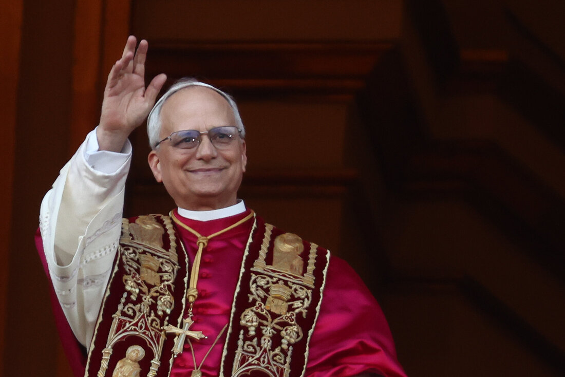 Der neue Papst winkt der Menge.