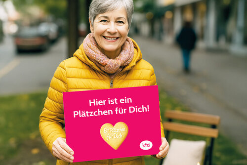 Frau mit Schild in der Hand