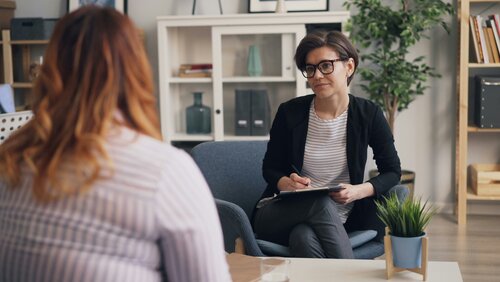 Zwei Frauen sitzen zusammen und unterhalten sich