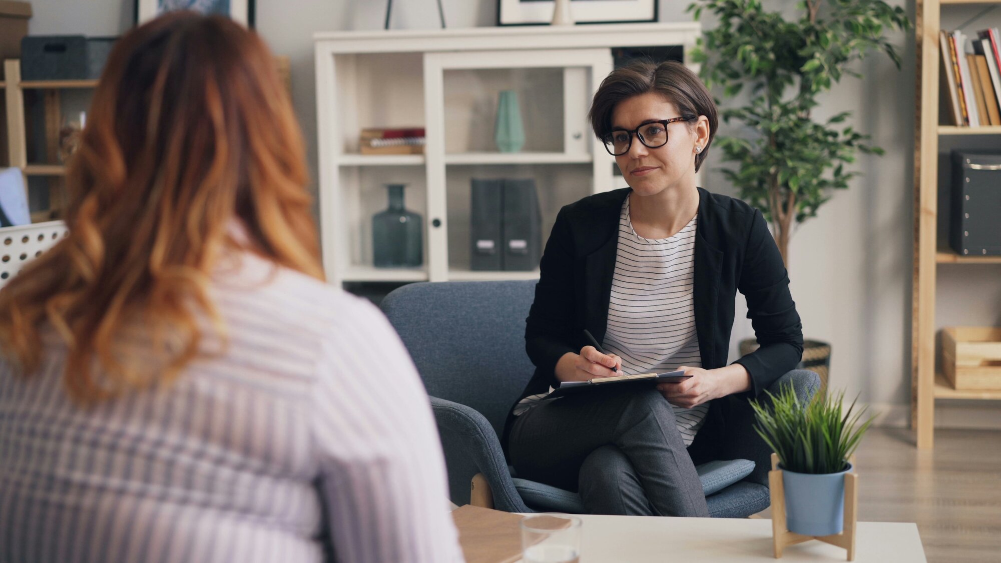 Zwei Frauen sitzen zusammen und unterhalten sich
