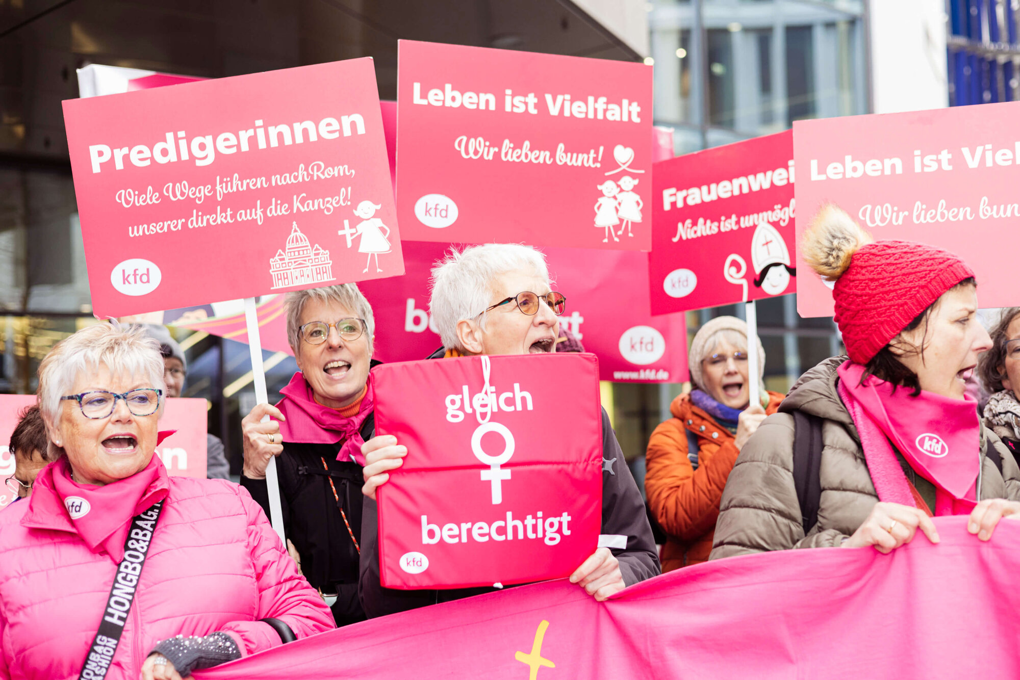 kfd-Frauen setzen mit Plakaten ein deutliches Zeichen PM_Statement_SW-Abschluss_03_web.jpg